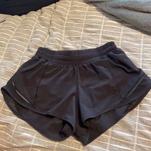 black lululemon hotty hot shorts 2.5 inseam